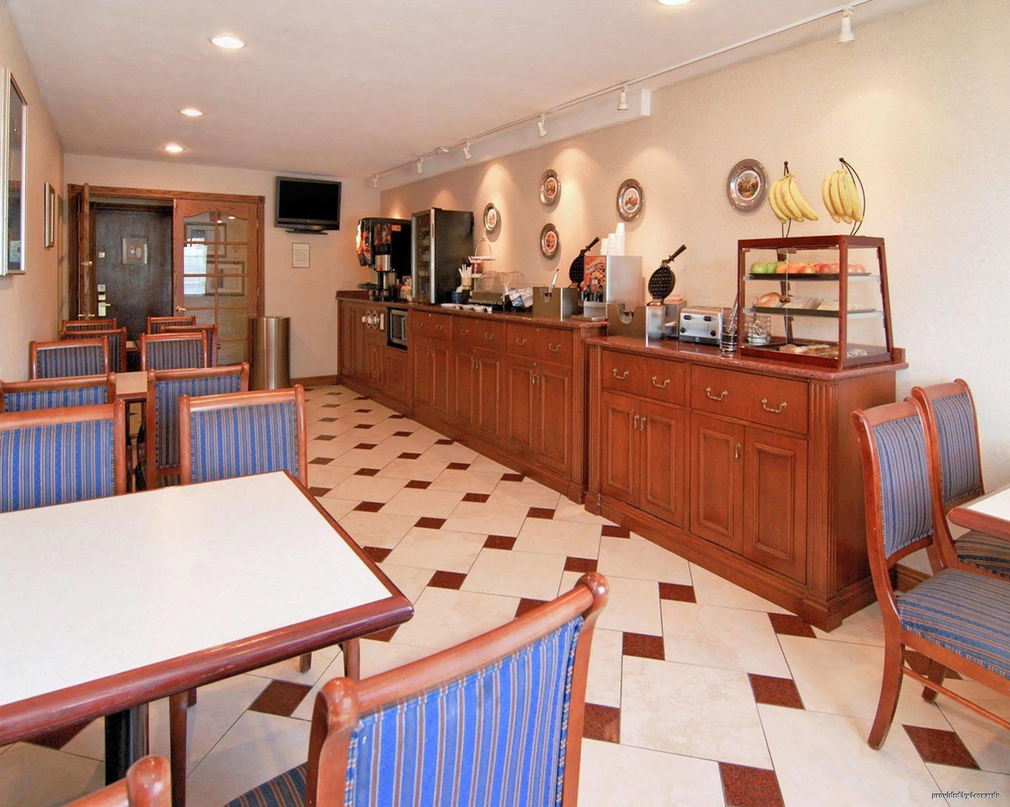 Hotel Baymont By Wyndham - Omaha 3*